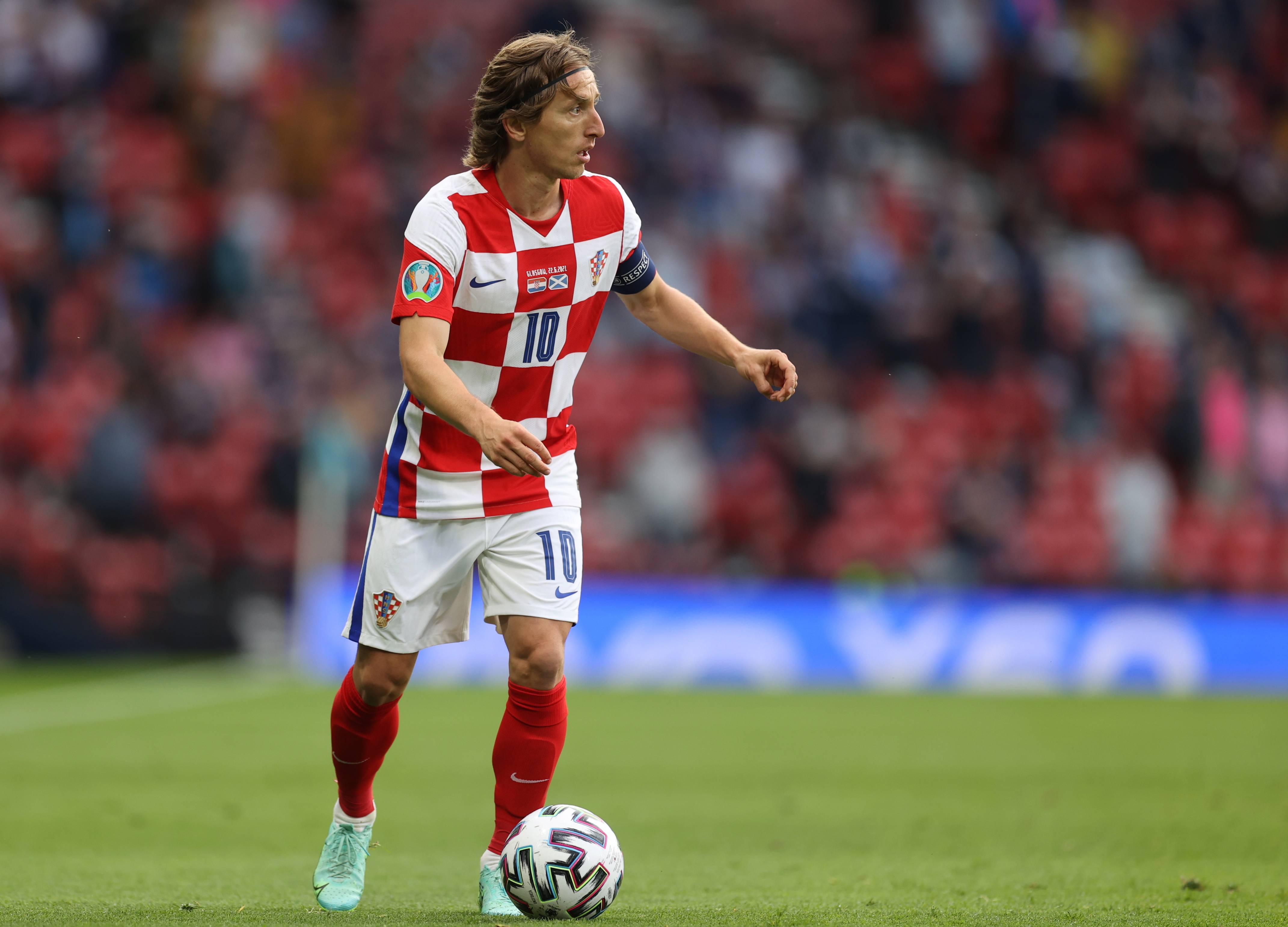 主持人爆料：麦金在圣米伦时，曾被队友扔出的训练杆刺伤大腿