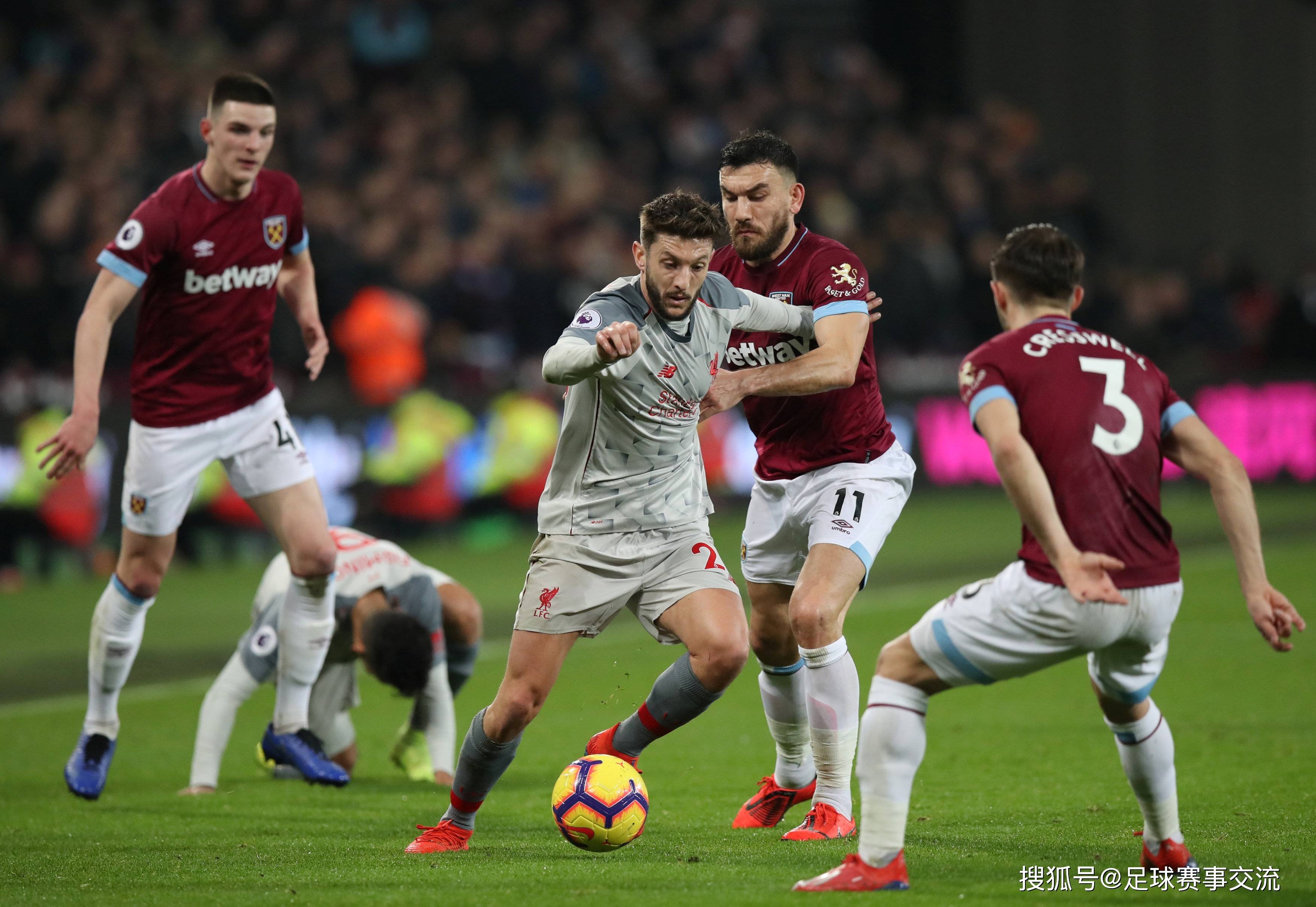 祝福！阿森纳前锋萨卡社媒官宣与相恋5年的女友求婚成功